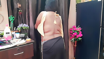 Istri Rumah Tangga India Memamerkan Payudara Besar Dalam Bikini Seksi