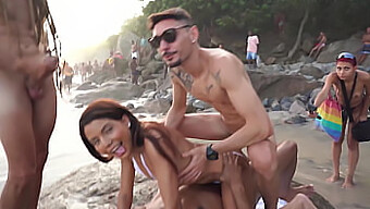 Bianca Dantas Genießt Einen Heißen Dreier Am Strand Mit Mehreren Partnern Und Einem Großen Schwanz