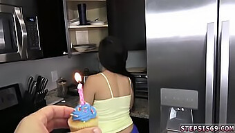 Joven Rusa Pequeña Le Hace Una Mamada A Un Grupo De Chicos Para Su Cumpleaños