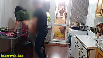 Marido E Esposa Dividem O Chuveiro Com O Amigo Safado