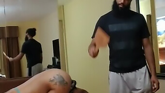 Dar Amcık Hardcore Bdsm Sahnesinde Sikilir Ve Kırbaçlanır