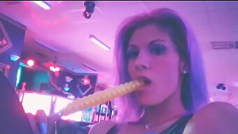 Kali Coast Führt Deepthroat Auf Taschen In Selbstgemachtem Video Auf