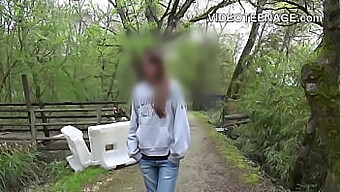 Prima Volta Davanti Alla Telecamera: Ragazze Adolescenti Che Si Fanno Birichine