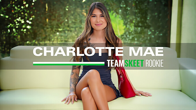 Persembahan Awal Charlotte Mae Yang Baru Tiba Dengan Kemasan Muka Yang Berantakan