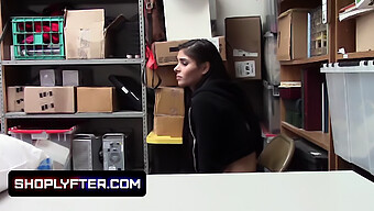 Latina De 18 Anos Pega Roubando Da Shoplyfter É Punida Com Uma Busca De Strip E Uma Gozada Surpresa