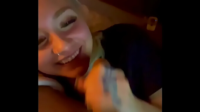 Blonde Tiener Geeft Een Gepassioneerde Pijpbeurt Met Oogcontact En Krijgt Een Facial Cumshot