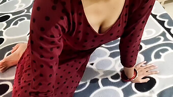 Indische Milf-Mama Zeigt Stiefsohn, Wie Man Seine Freundin In Diesem Hindi-Dirty-Talk-Video Befriedigt