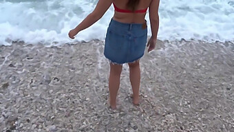 Una Bella Ragazza Amatoriale Si Fa Scopare Il Culo Sulla Spiaggia