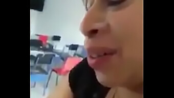 Professora Milf Dá Um Prazer Oral Profundo Para Remover Seixos