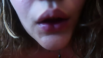 Belle Fille Européenne Fume Un Cigare Et Se Baise Dans Une Vidéo Hd